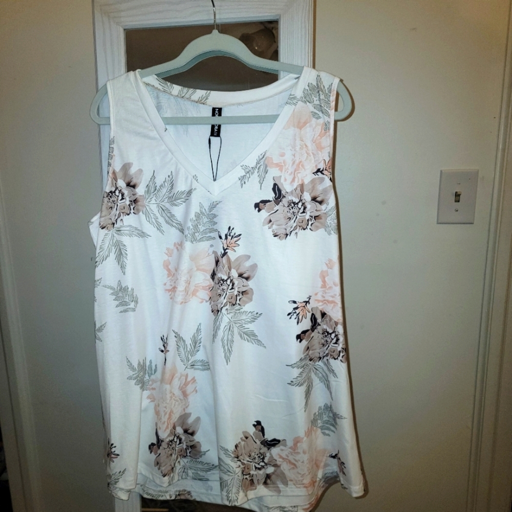 Women's Noracora vneck tank size XXL. NWT